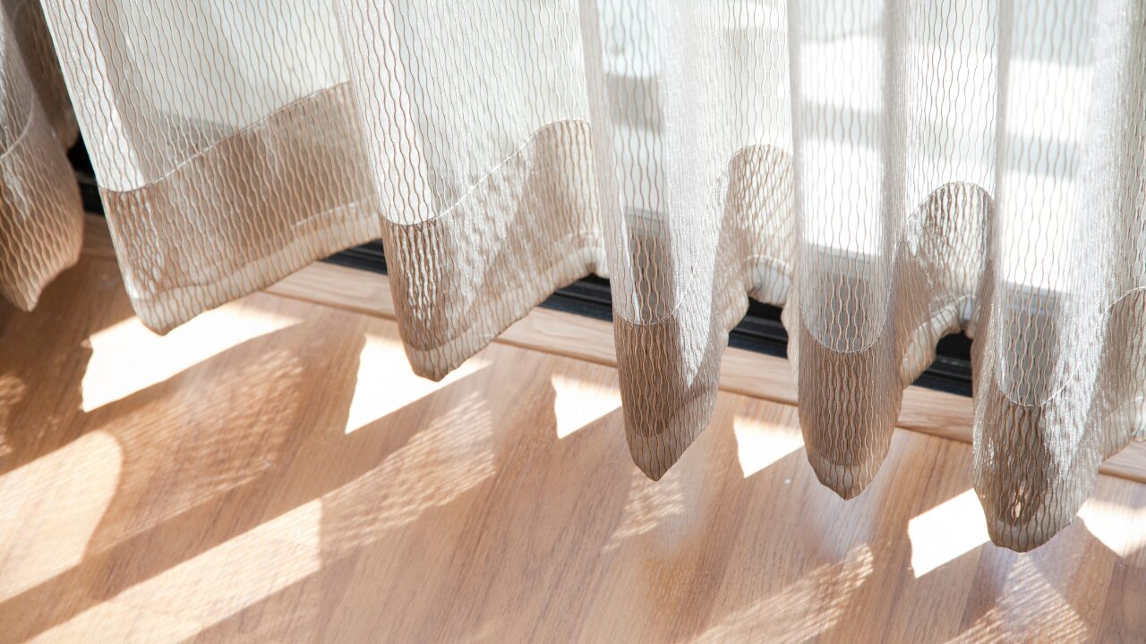 カーテンが短くて下が空く！目隠し＆寒さ対策アイデア10選｜今すぐできる簡単な工夫も紹介