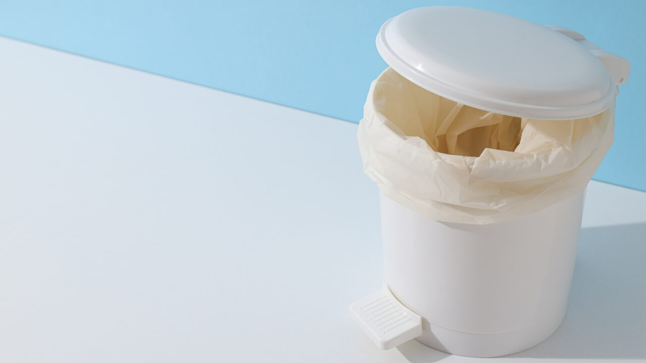 ゴミ箱の袋がずれる!ピタッと固定する裏技5選|ストレスゼロで快適に!