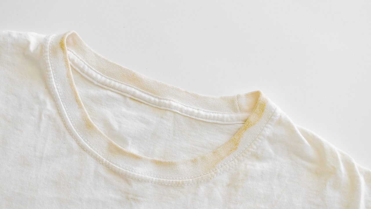白Tシャツの黄ばみを落とす方法|重曹で真っ白に復活させるコツとは?
