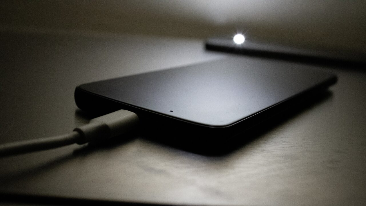スマホの充電が遅い…原因はこれかも?今すぐできる改善策まとめ!