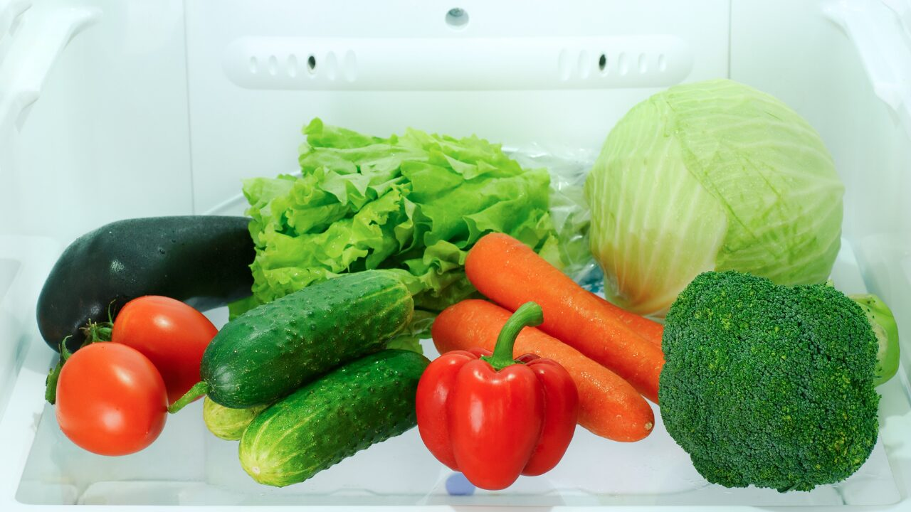 冷蔵庫の奥でカチカチになった野菜…復活させる簡単な方法とは？【もう捨てない！】