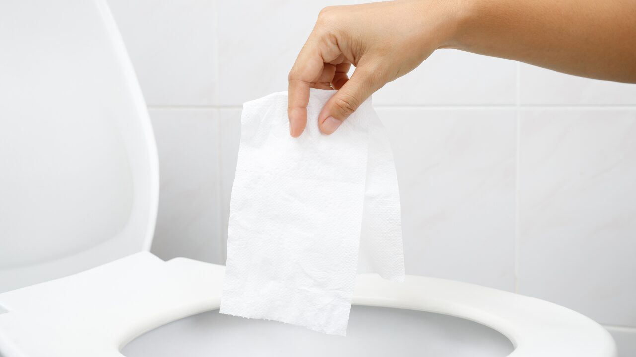 ティッシュをトイレに流したけど詰まる?【素材別リスクと対処法を徹底解説】