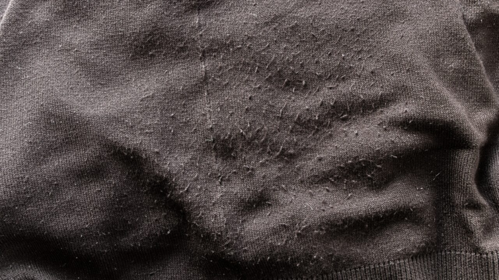 洋服の毛玉をキレイに取る方法｜やってはいけないNG行動も解説！