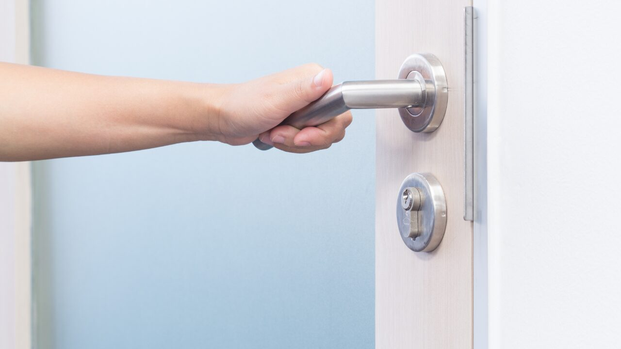 ドアのきしむ音を消すには？潤滑剤なしでできる簡単＆安全な裏ワザ7選！