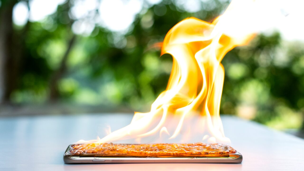 スマホが熱いときの正しい対処法と注意点｜故障や発火を防ぐために今すぐできること