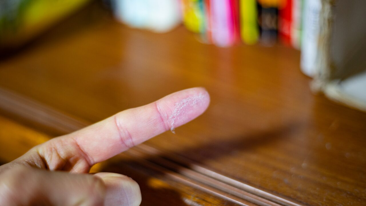 本棚のホコリがたまりやすい場所と掃除のコツ｜効率的にキレイを保つ方法とは？