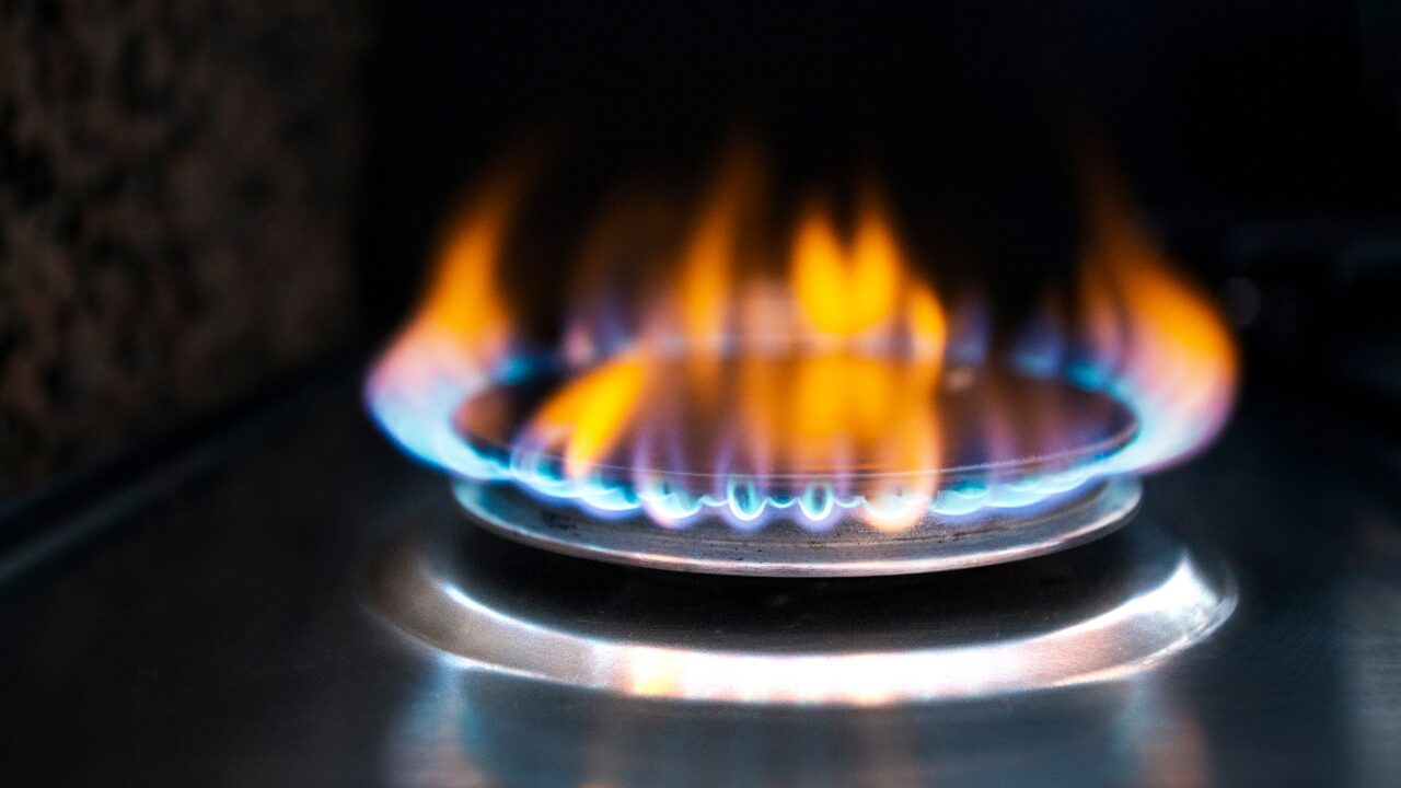 ガスコンロの火がオレンジ色？それ、危険サインかも｜原因と今すぐできる対処法まとめ