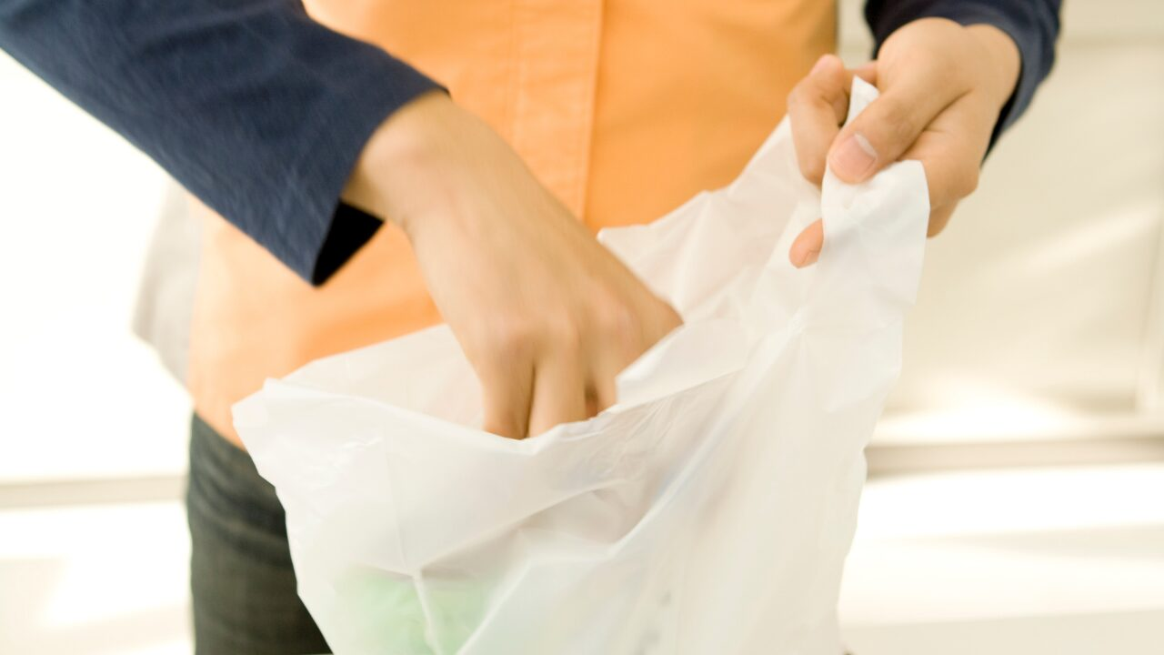 コンビニの袋が開かない…イライラ解消！ラクに開ける裏ワザ7選