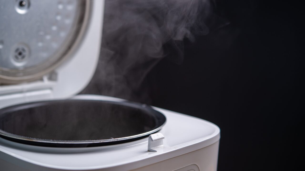 ご飯を炊いた後、すぐ蓋を開けるとどうなる？ベストなタイミングとおいしく炊くコツ