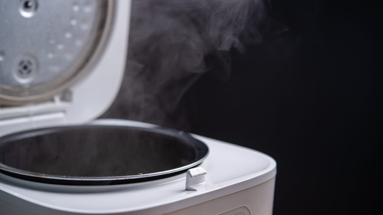 ご飯を炊いた後、すぐ蓋を開けるとどうなる？ベストなタイミングとおいしく炊くコツ