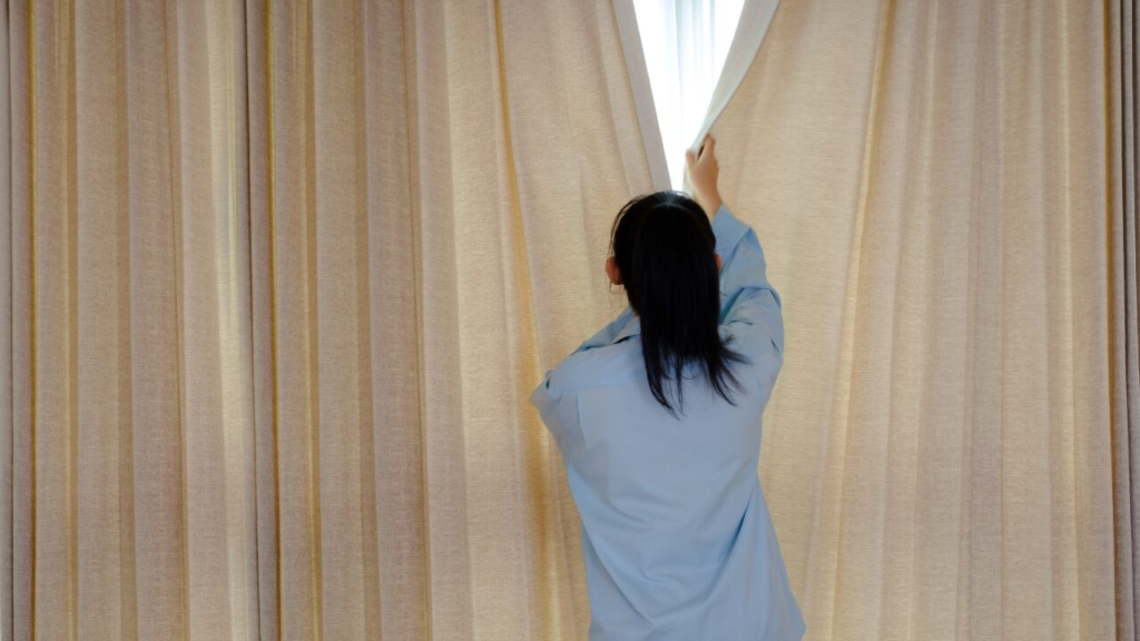 カーテンが真ん中から開いてイライラ…ピッタリ閉じる5つの対策法【もう隙間ゼロ】