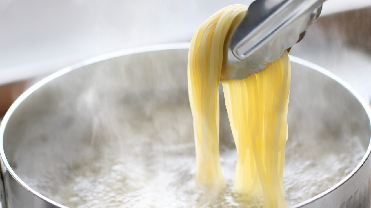 パスタが固まるのは時間置きすぎ？原因と“もっちり”を保つ茹で方のコツとは？