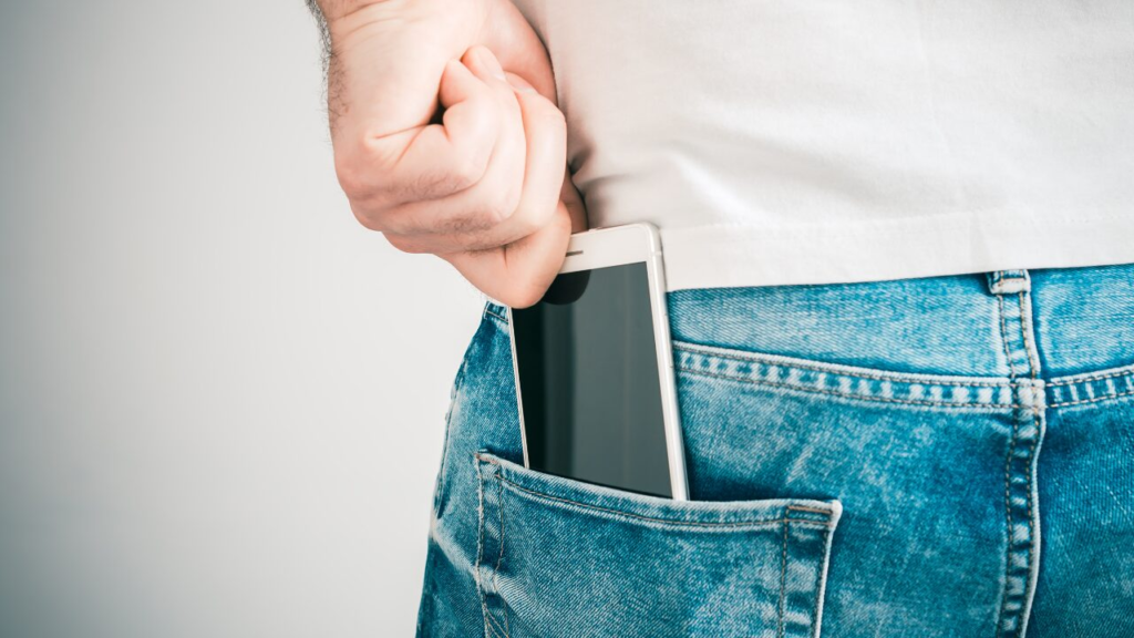 スマホがズボンのポケットから落ちる理由と防止策｜意外な原因と今すぐできる対処法