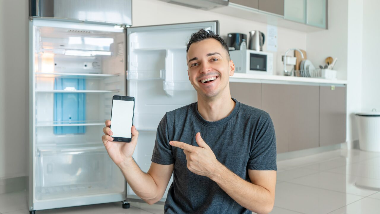 スマホを冷蔵庫に入れると壊れる？やってはいけない理由と正しい冷却法を解説！