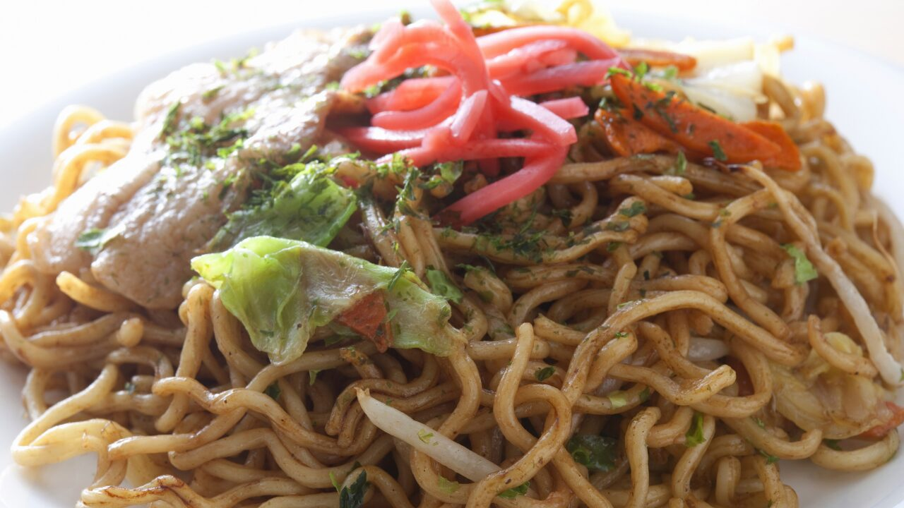 焼きそばの麺がべちゃべちゃに…原因とプロが教えるシャキッと仕上げる対策5選！