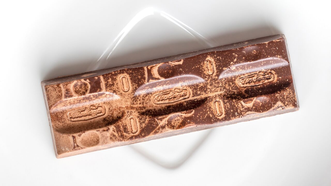 チョコが白くなったけど食べられる?危険性と『ブルーム現象』の正体を解説