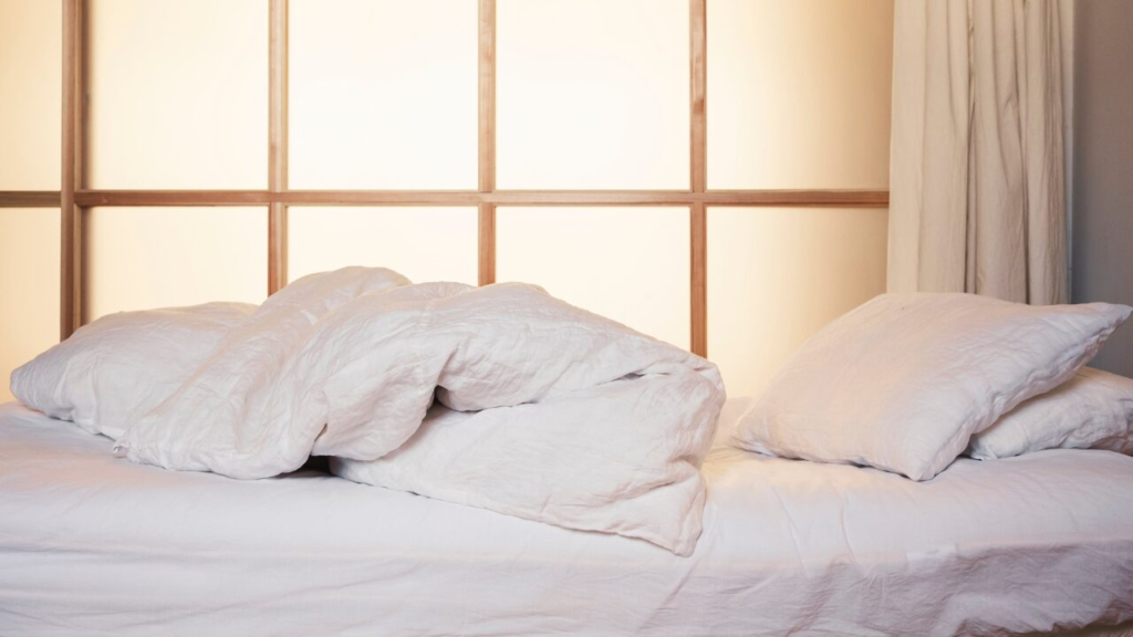 【季節別に解説】布団干しの最適な頻度とは？長持ちさせる干し方とケアのコツ