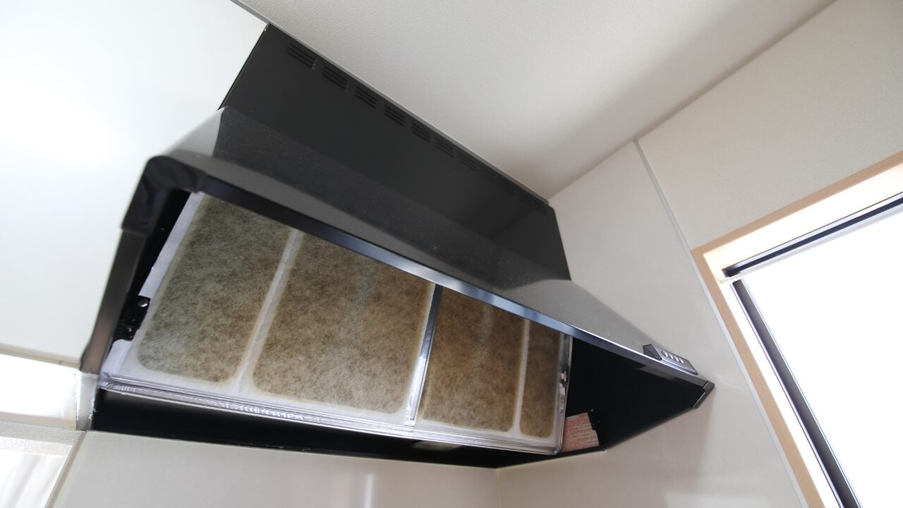 換気扇掃除の方法｜頑固な油汚れもスッキリ落とす簡単テク＆プロのコツ