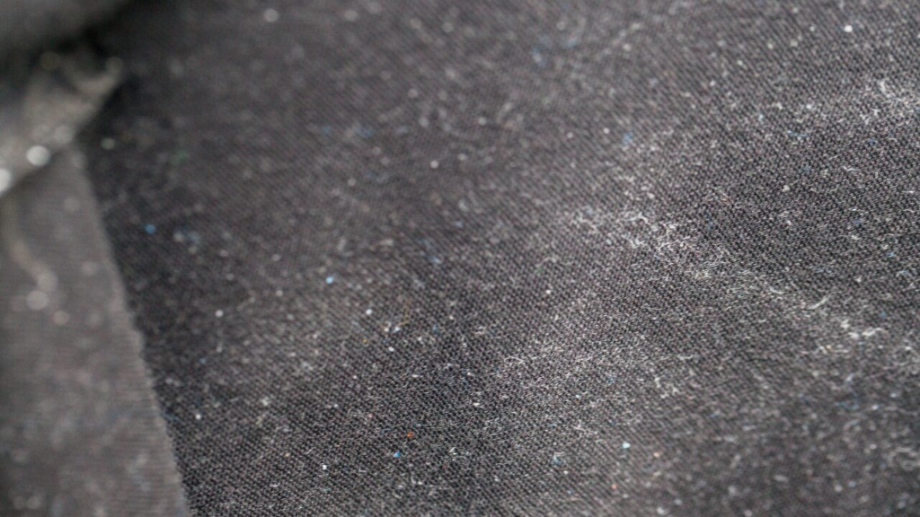 黒い服のホコリが気にならない！目立たせない7つの対策と予防法