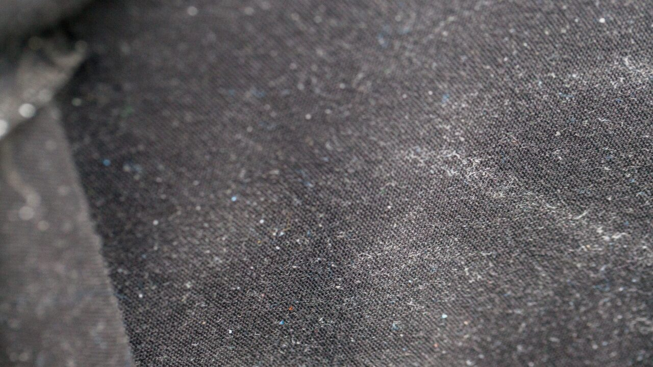 黒い服のホコリが気にならない！目立たせない7つの対策と予防法