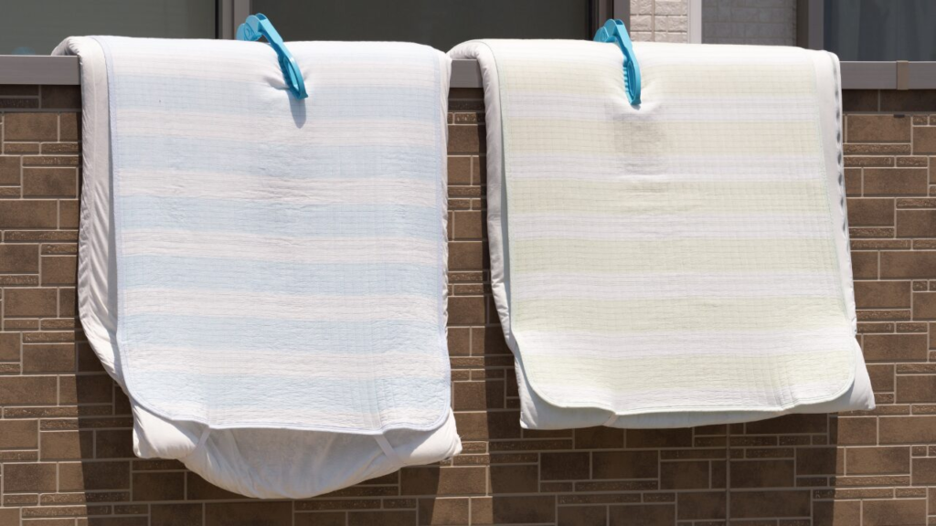 布団の正しい干し方＆頻度｜フカフカ長持ちのコツとは？天日干し・室内干しも解説！