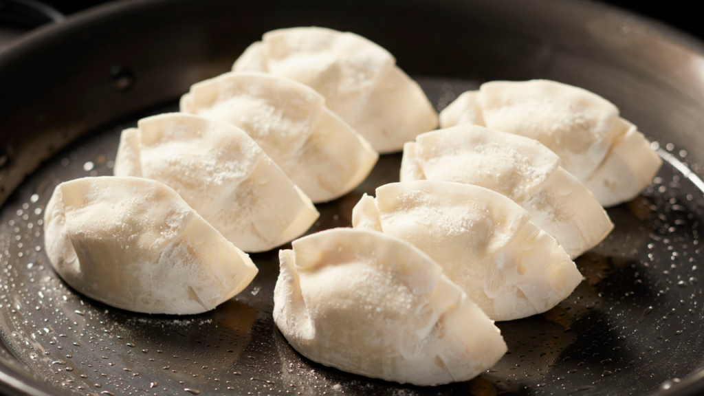 冷凍餃子をフライパンでパリッと焼く！誰でも失敗しないプロのコツ