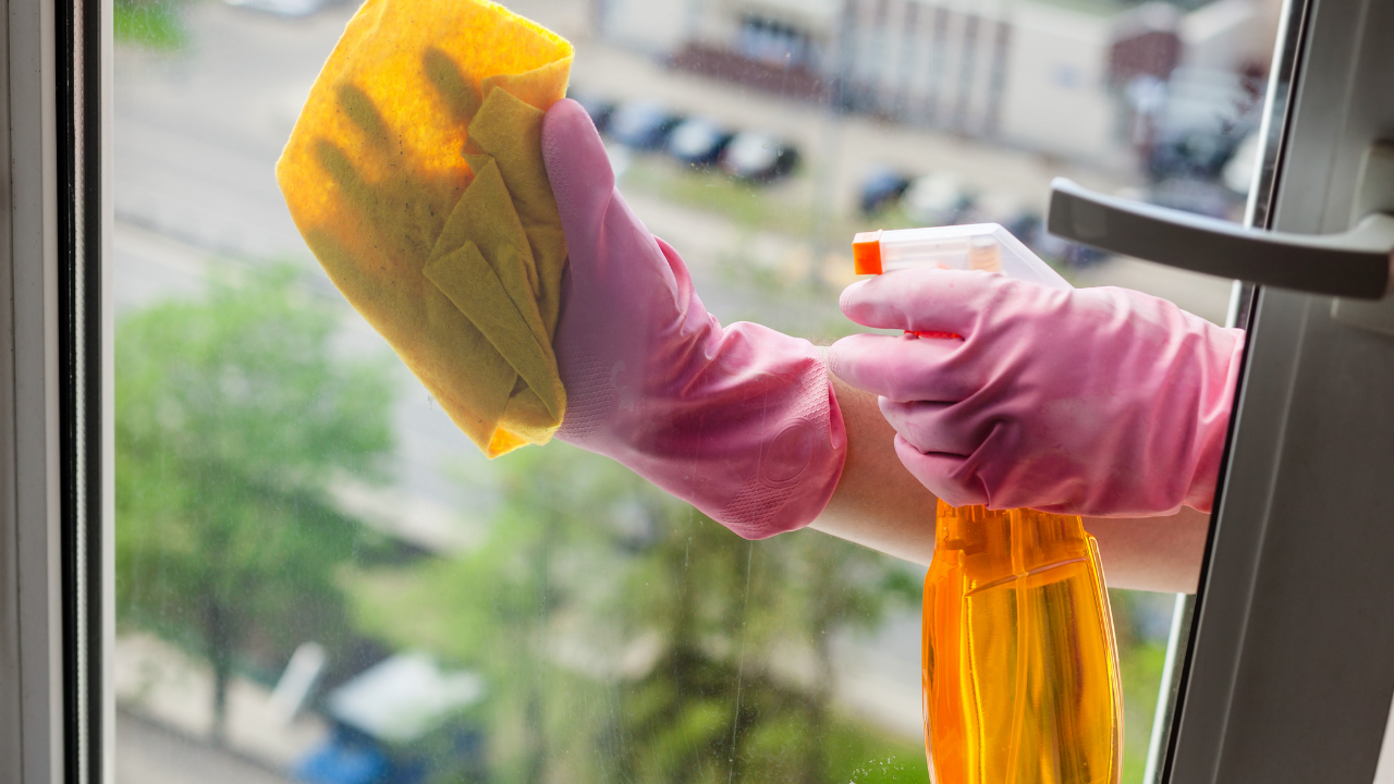 外側の窓ガラスは水拭きでOK?プロが教えるラク掃除の裏ワザ集!