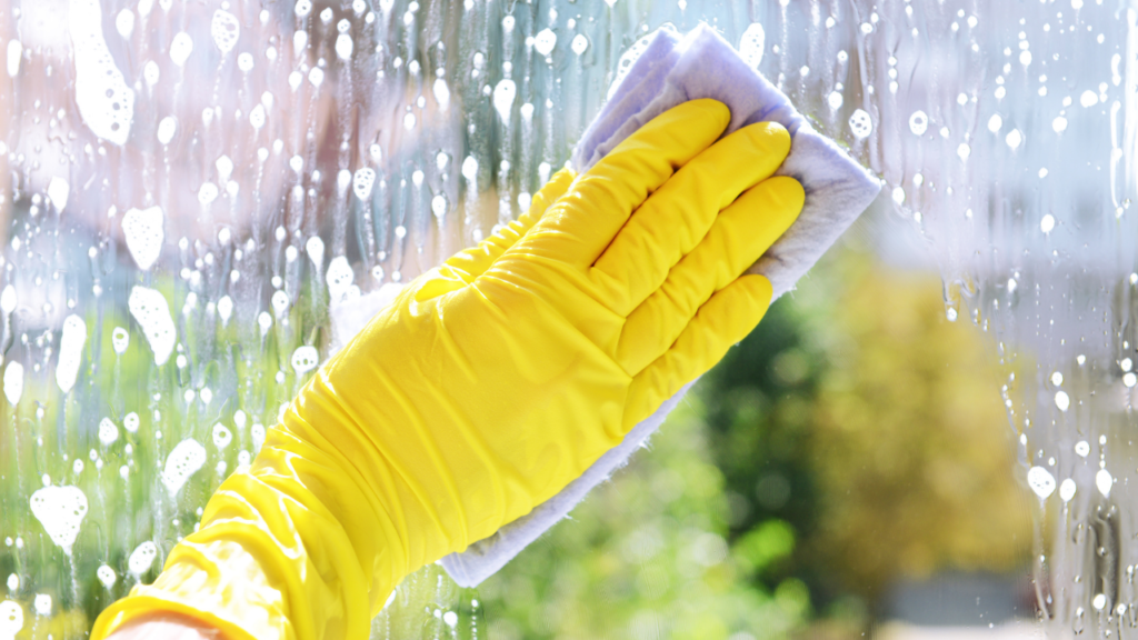 プロが実践!外窓掃除のラクな手順とは?