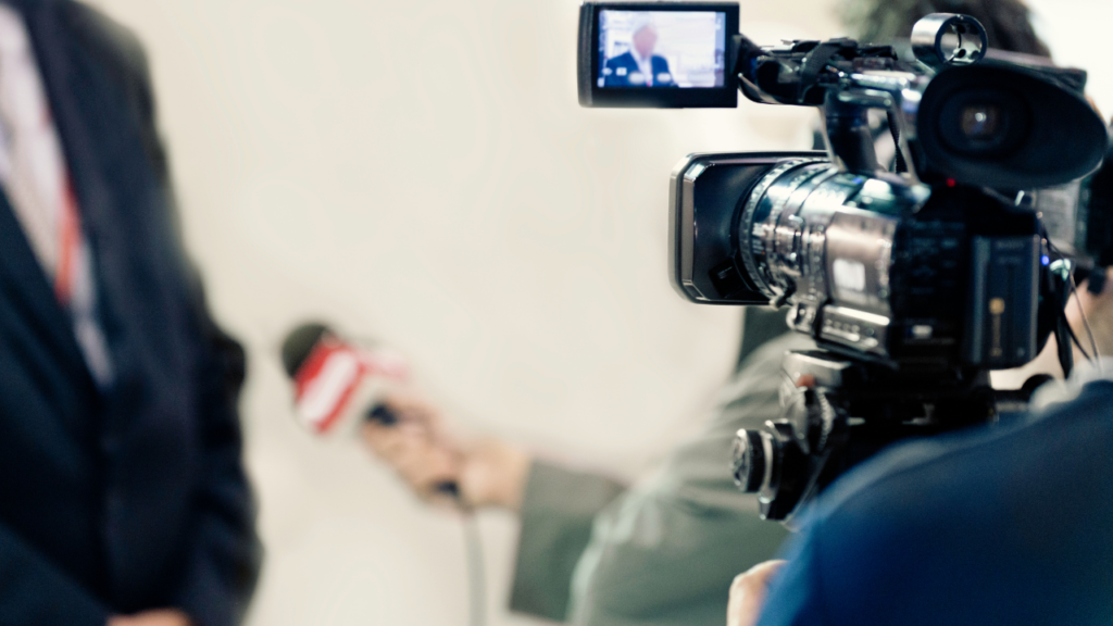 テレビに映ってはいけない服とは？NG素材・柄の理由と正しい服選びのコツ