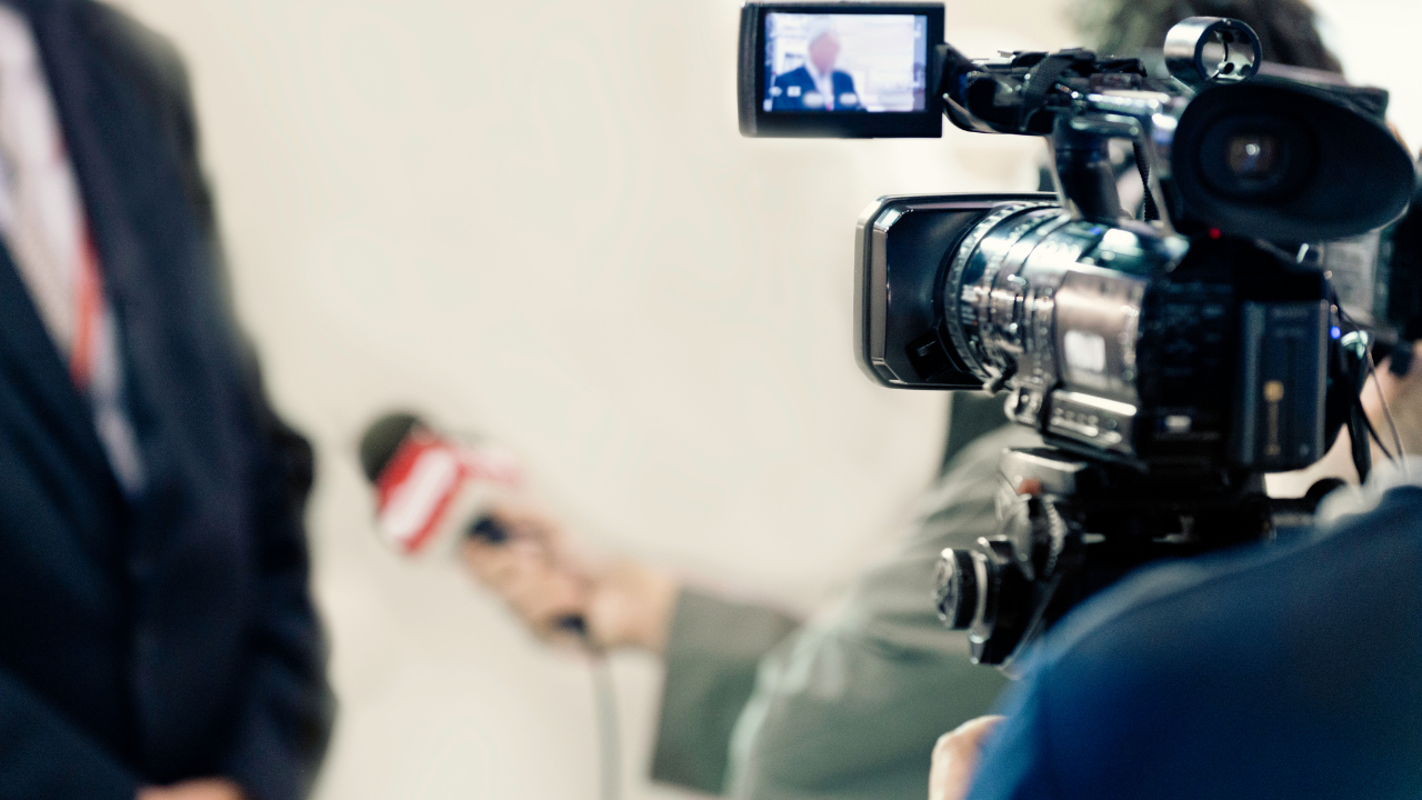 テレビに映ってはいけない服とは？NG素材・柄の理由と正しい服選びのコツ