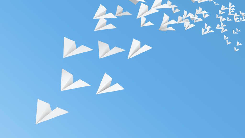 紙飛行機は羽角度で変わる！飛距離が伸びる理由とベストな調整法とは？