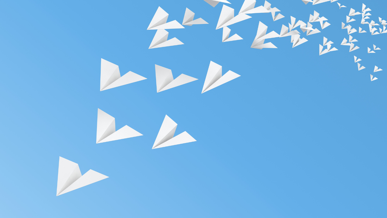 紙飛行機は羽角度で変わる！飛距離が伸びる理由とベストな調整法とは？