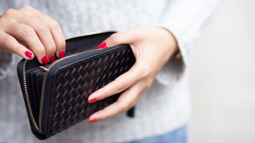 財布が重いのは運気ダウンのサイン?スピリチュアルな意味と軽くするコツ