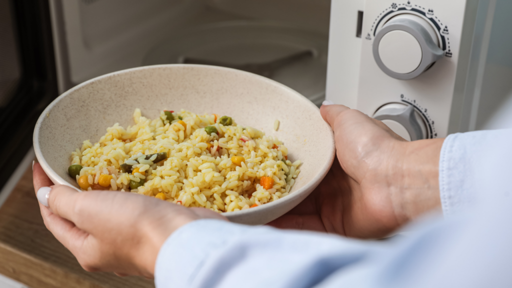 電子レンジで加熱ムラができる理由とは？仕組みと防ぐコツを徹底解説！