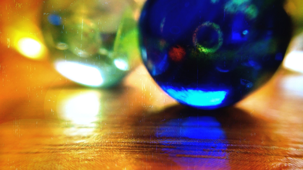 ビー玉がキラキラ光るのはなぜ？ガラスの屈折と反射のふしぎを解説！