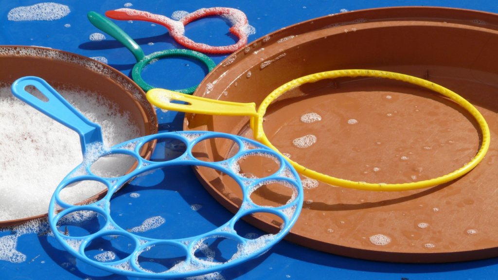 シャボン玉を大きく作るには?割れにくい配合&うまく飛ばす吹き方のコツを解説!