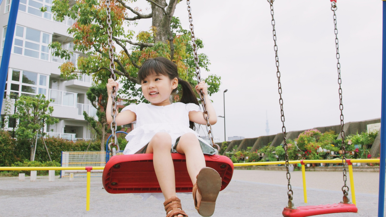 ブランコを高くこぐコツとは？｜安全にスピードを出す物理の原理を解説！