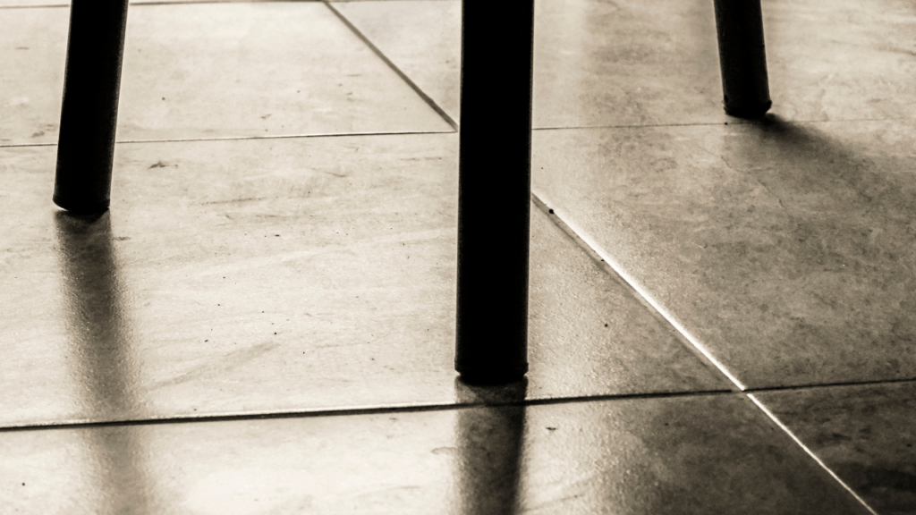 今すぐできる！椅子のガタつきチェック方法