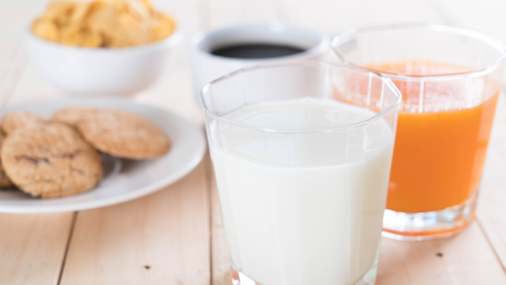 牛乳とジュースを混ぜるとどうなる?意外な科学反応と味の変化を解説!