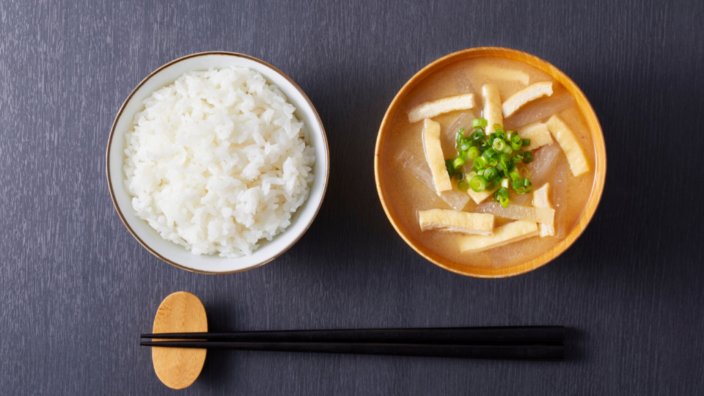 なぜ配膳マナーが重視されるの？｜その背景と文化的意味