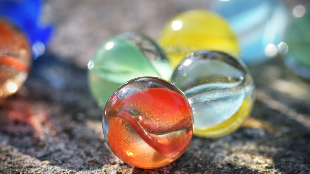 ビー玉の跳ねる距離が変わるのはなぜ？素材別にわかる意外な違いと理由とは