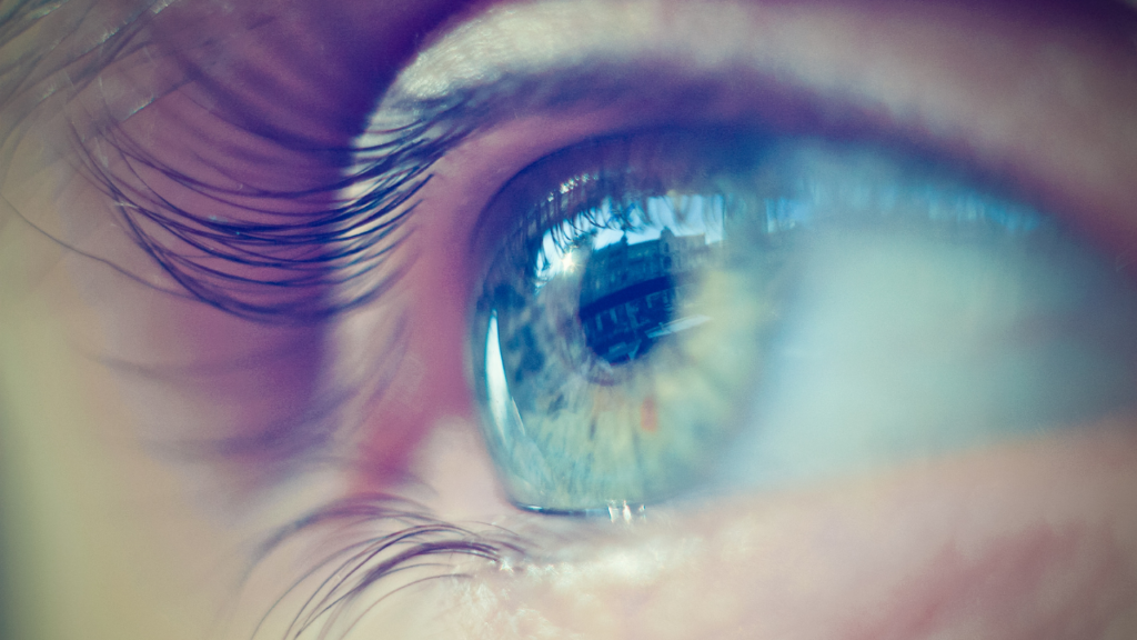 ビー玉がキラキラする理由を身近な例で体験！