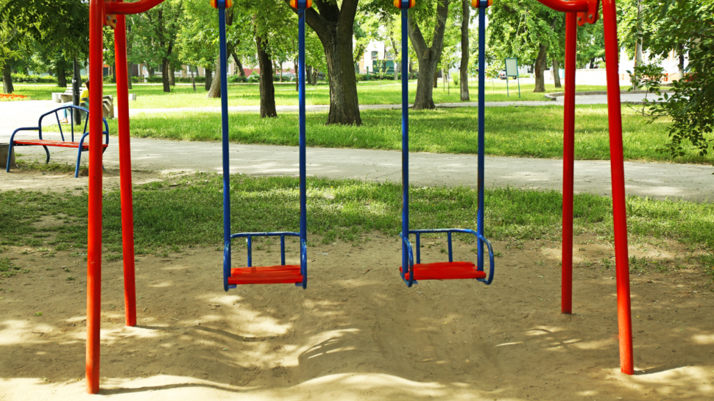 ブランコを高くこぐコツは“タイミング”にあり！