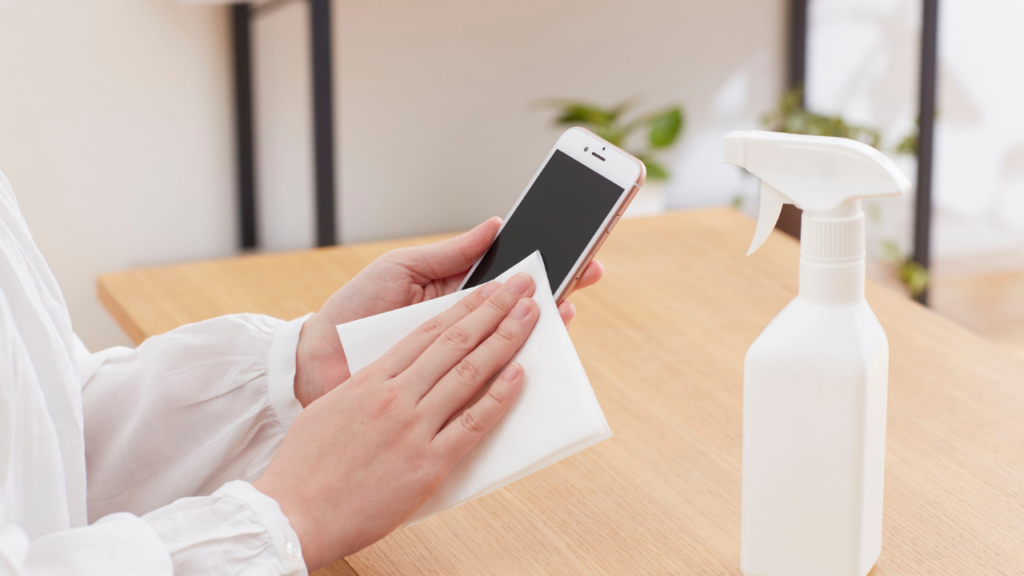 スマホが手汗でベタベタ…粘着を防ぐ対策とおすすめ便利グッズ7選！