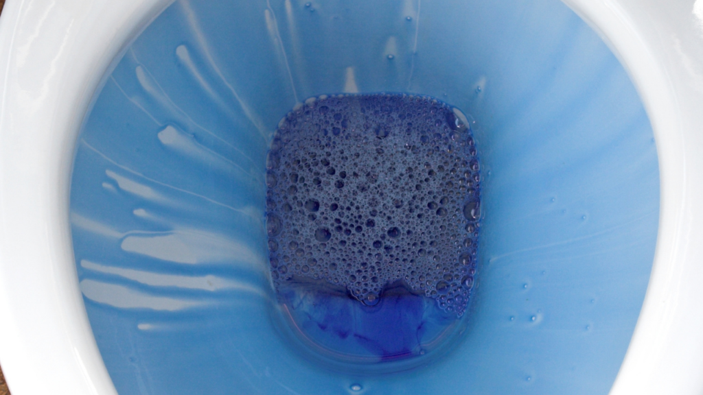 トイレの水が青いのはなぜ?消臭・洗浄の仕組みとメリットをわかりやすく解説