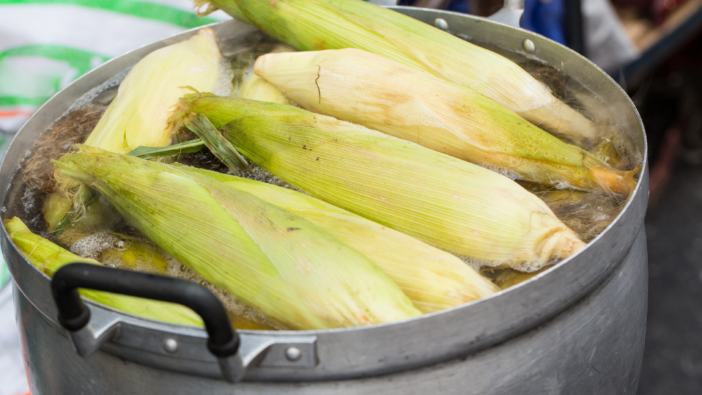 とうもろこしを茹でるときに“皮を入れる”と甘くなるって本当？驚きの理由と美味しく仕上げるコツ