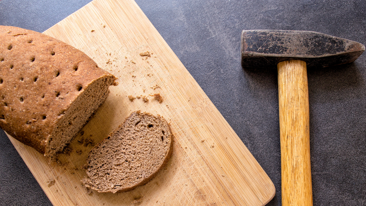 固くなったパンをふんわり復活！科学的に柔らかく戻す方法とコツを解説