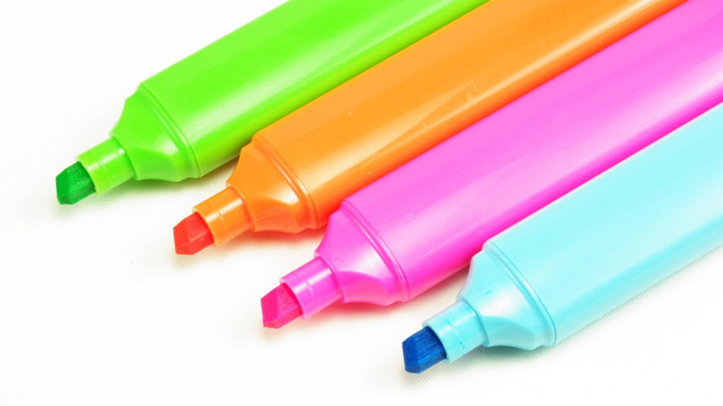 蛍光ペンが光るのはなぜ？インクに仕込まれた“秘密の成分”を解説！