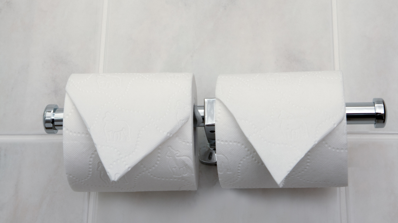 トイレットペーパーを三角に折る理由とは？知られざるマナーと意味を徹底解説
