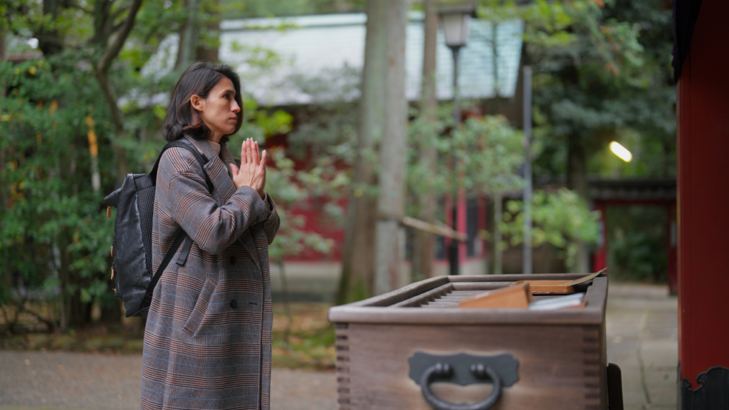 神社で拍手を打つのはなぜ？意味と正しい参拝マナーを神職目線でわかりやすく解説